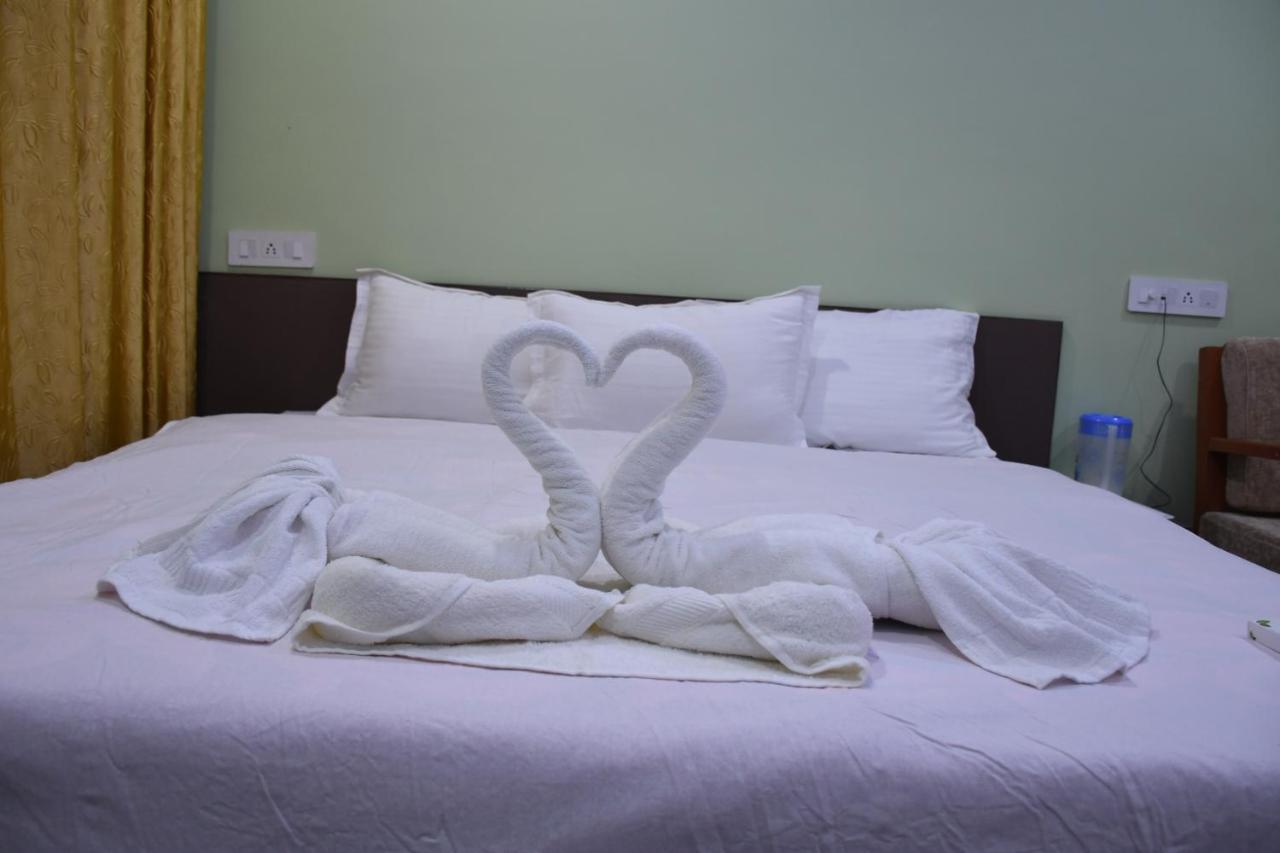 Hotel Aayes And Resort Shānti Niketan Quarto foto