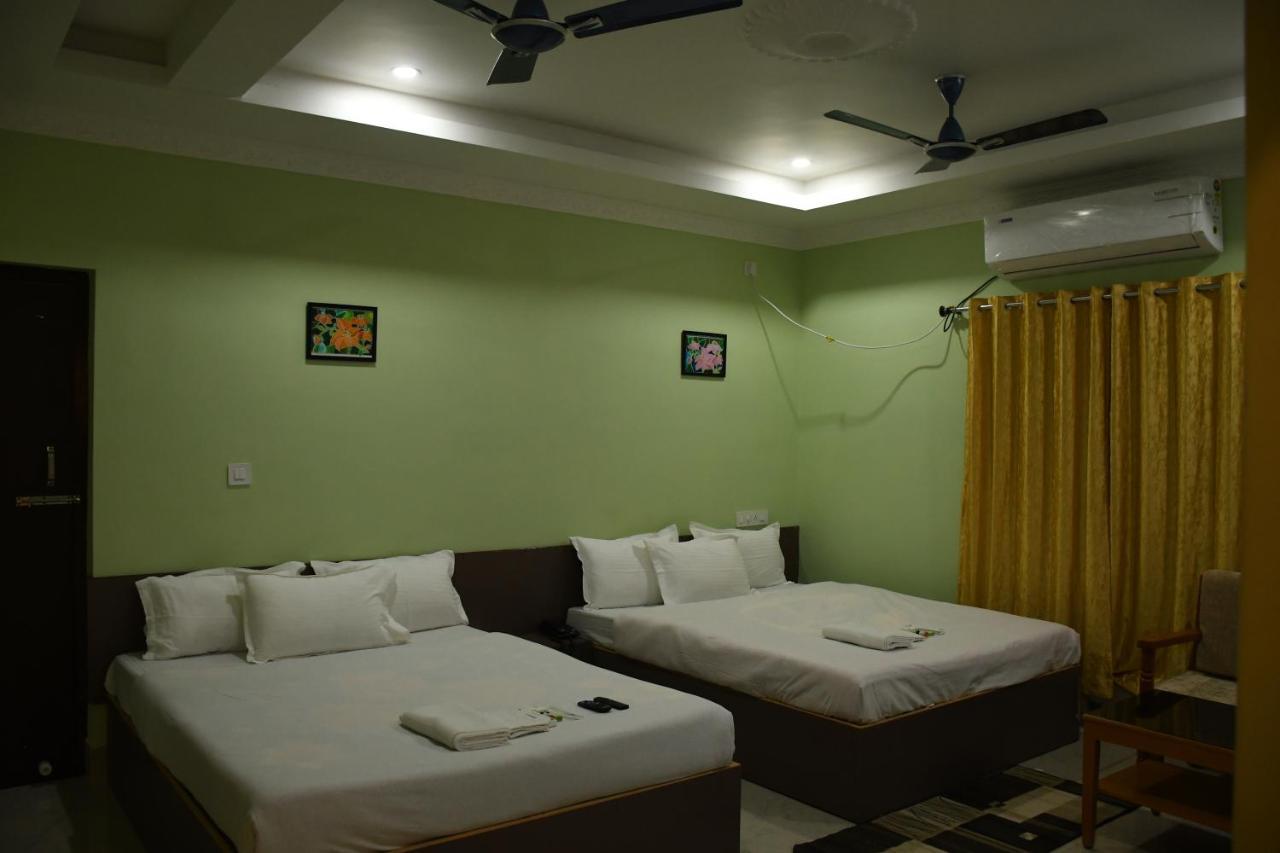 Hotel Aayes And Resort Shānti Niketan Quarto foto